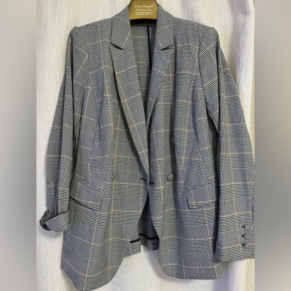 Lane Bryant Jackets & Blazers - 🔥2/$25 Lane Bryant Gray Checkered Woman’s Blazer
